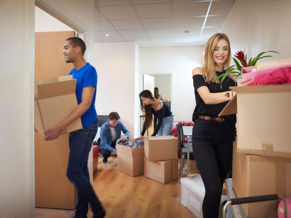 Optar por uma casa compartilhada vai muito além da economia financeira. Esse modelo de moradia oferece uma série de benefícios que se conectam com o estilo de vida moderno — mais colaborativo, consciente e flexível. 
