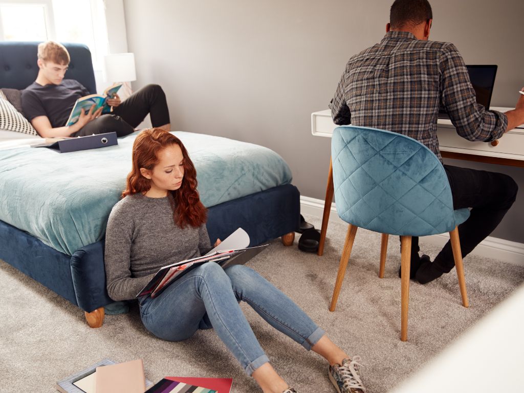 Em muitos casos, essas relações evoluem para parcerias, amizades duradouras e até redes de networking, especialmente em casas com perfis similares, como estudantes, jovens profissionais ou pessoas que compartilham valores parecidos.
