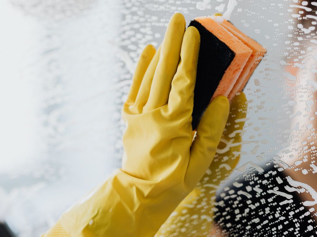 Se você quer um espelho limpinho, sem manchas e com aquele brilho de novo sem gastar com produtos caros, a solução pode estar dentro da sua cozinha. 