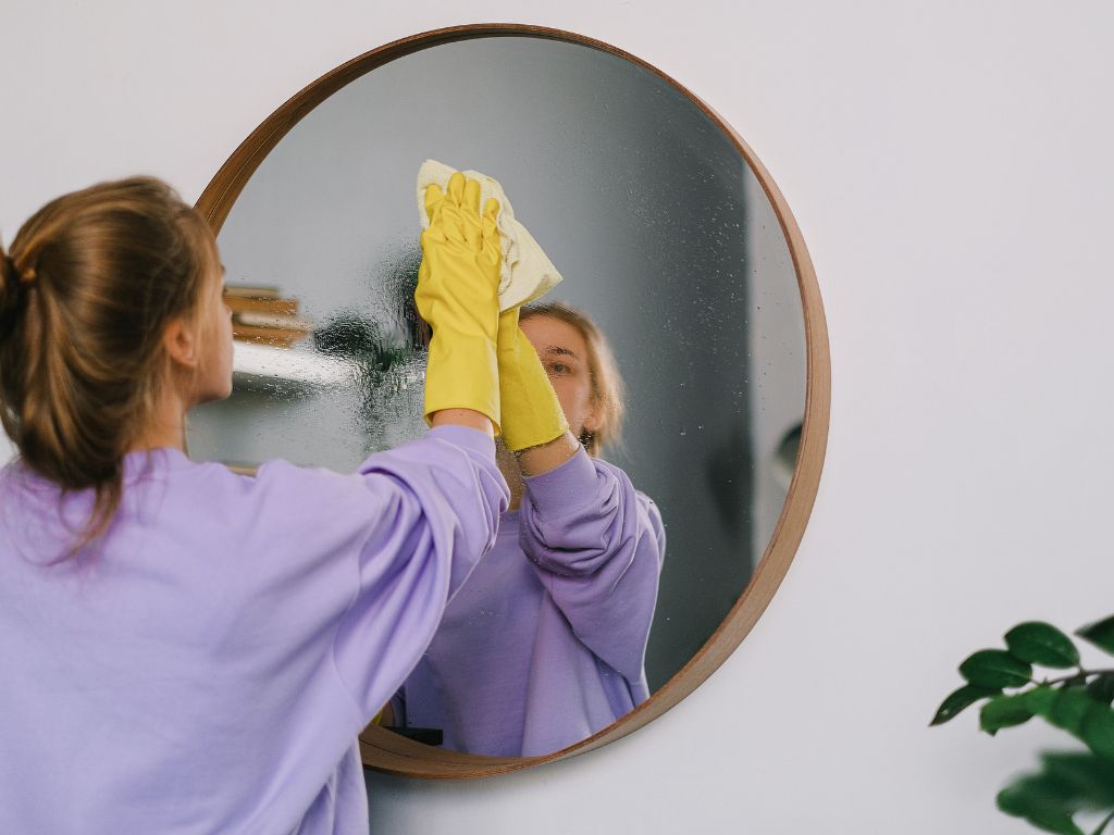 Além disso, é comum utilizar produtos inadequados, como panos ásperos, limpadores muito agressivos ou até álcool em excesso, que podem deixar riscos, manchas e até desgastar a superfície refletiva. 