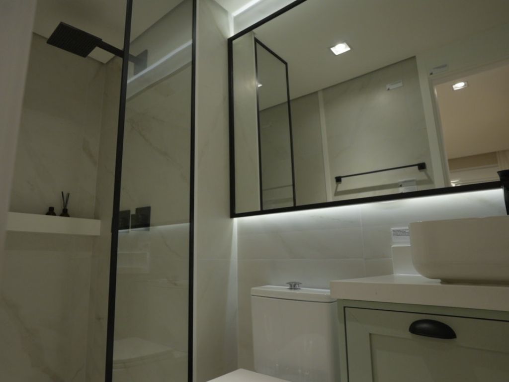 Mesmo focando no interior do apartamento, não deixe de observar a infraestrutura oferecida nas áreas comuns. Analise a qualidade dos acabamentos no hall de entrada, corredores, salão de festas, academia, piscina ou outras áreas disponíveis. 