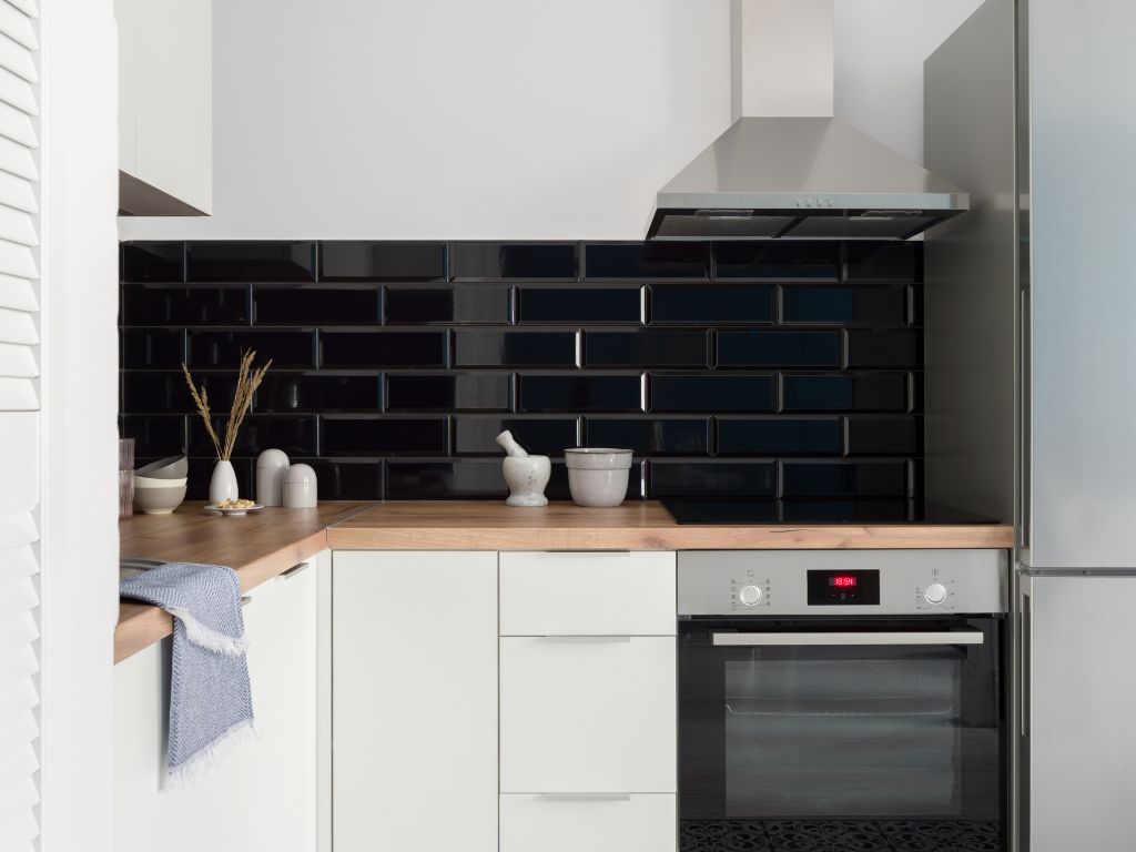 Em uma cozinha pequena, as paredes são aliadas valiosas. Aproveitar o espaço vertical com criatividade permite liberar as bancadas, melhorar a organização e até trazer um toque decorativo ao ambiente. E o melhor: você não precisa de grandes reformas para isso.