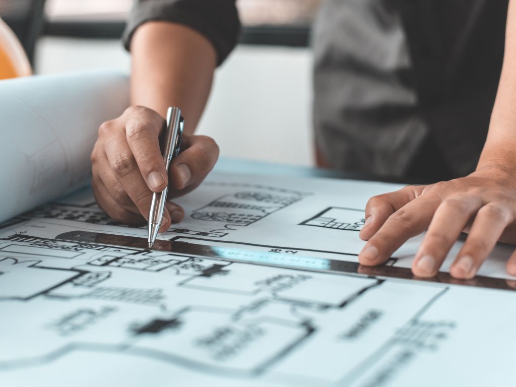 Muitas vezes, são responsáveis por equipes especializadas e atuam como “braço operacional” das construtoras, entregando agilidade e know-how técnico em tarefas específicas da obra.