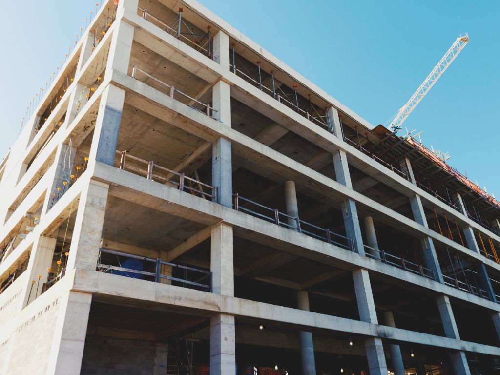 Entender as diferenças entre empreitera, construtora e incorporadora é essencial para quem está envolvido em um projeto imobiliário, seja como investidor, comprador ou apenas alguém buscando conhecimento. 