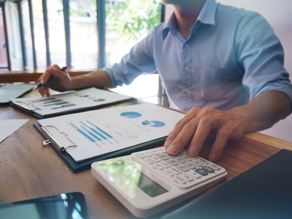 Essa etapa assegura que não há impedimentos legais que comprometam a transação. Qualquer pendência pode atrasar ou inviabilizar o financiamento, por isso é importante ter todos os documentos organizados com antecedência.