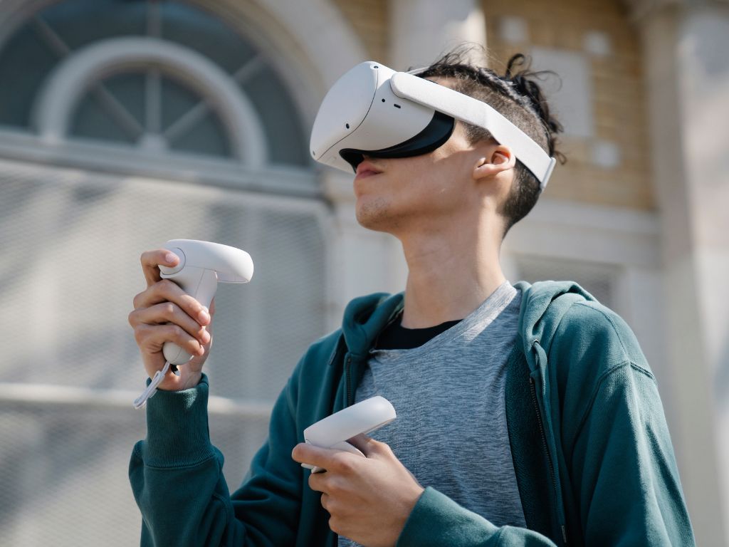 Essas plataformas mostram como o metaverso está evoluindo e abrindo portas para aplicações que vão muito além do entretenimento — incluindo experiências reais no processo de compra de um imóvel.