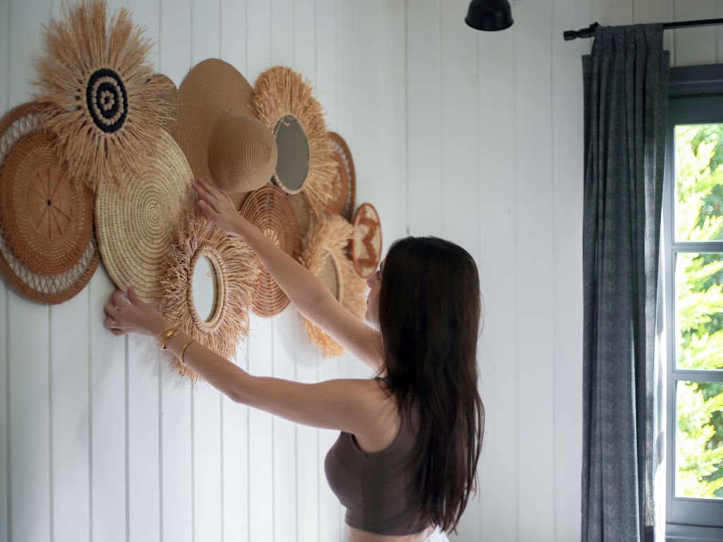 As tendências de decoração para apartamento em 2025, a busca por um lar mais acolhedor e conectado com o essencial impulsiona o uso de materiais naturais na decoração.