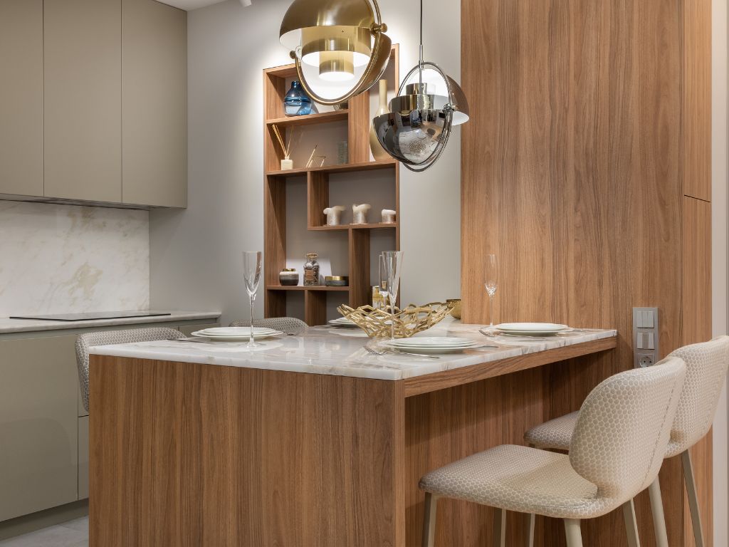 Entre as tendências de decoração para apartamento em 2025, as cores têm papel central.