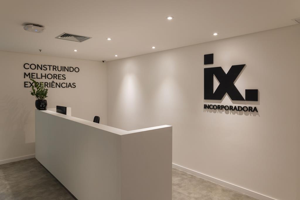 Ser ix. é fazer sempre melhor. É estar presente para apoiar, orientar, encantar. É construir de forma eficiente, com tecnologia e cuidado nos detalhes. É olhar para o futuro sem deixar de lado o essencial: a experiência de quem vai viver ali.