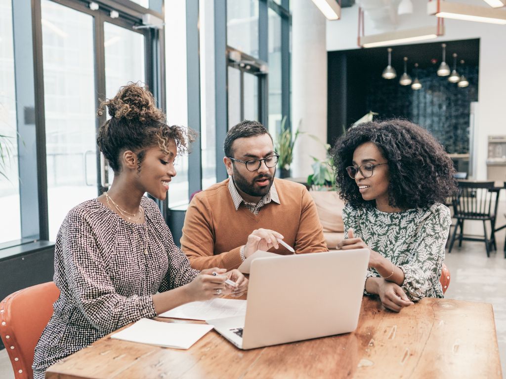 Esses cálculos simples ajudam a acompanhar o desempenho do investimento e a comparar imóveis com maior potencial de retorno.