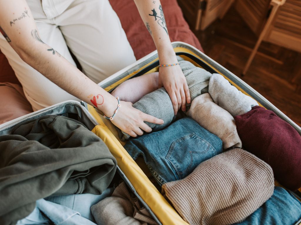 Fazer um checklist de viagem é mais do que listar itens — é garantir tranquilidade desde a arrumação das malas até o retorno para casa.
