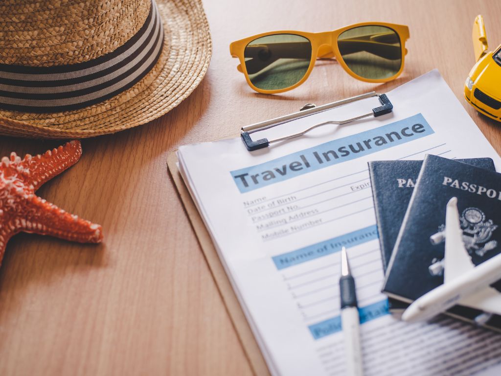 Ter esses itens organizados no seu checklist de viagem ajuda a evitar esquecimentos que podem comprometer a experiência, como descobrir que esqueceu o carregador do celular ou os documentos em casa.
