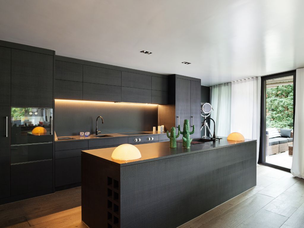 As cozinhas decoradas modernas não se destacam apenas pelo design funcional, mas também pelo uso inteligente das cores.