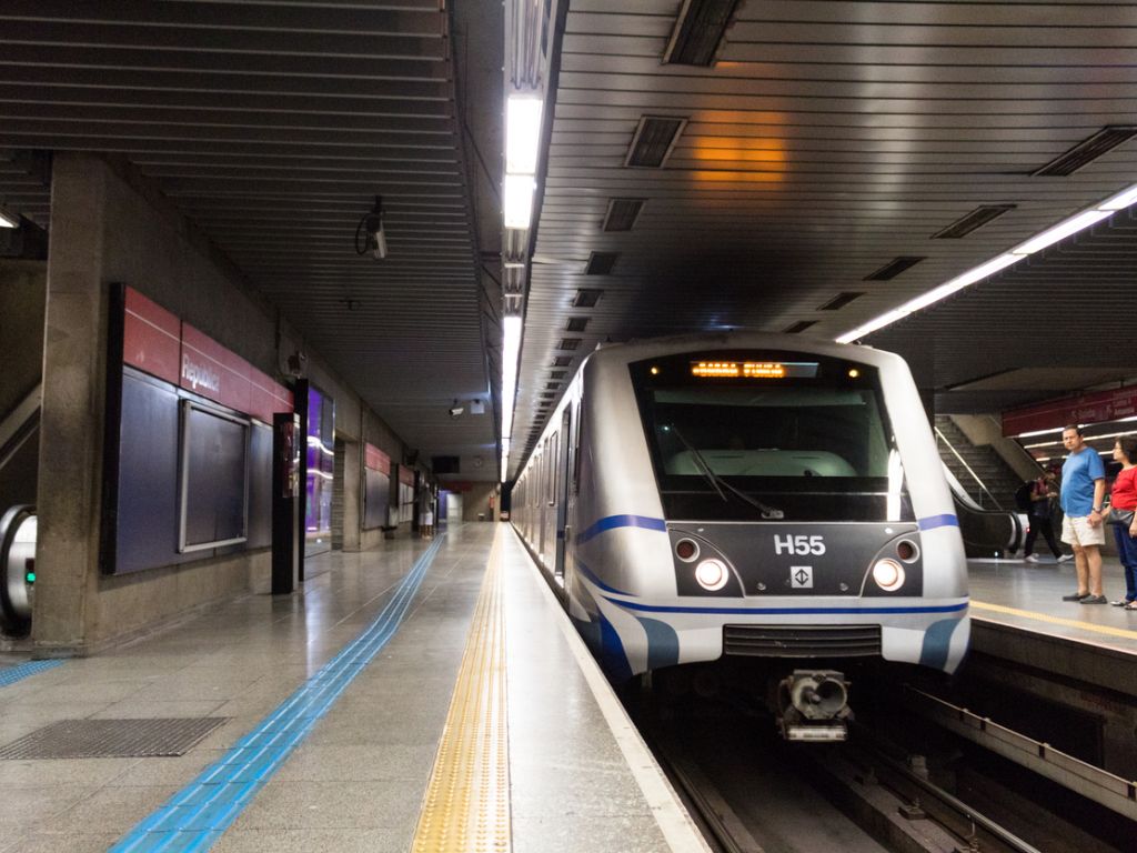 O metrô em São Paulo é um dos sistemas de transporte mais eficientes da América Latina, operando com alta frequência, integração multimodal e ampla cobertura territorial.