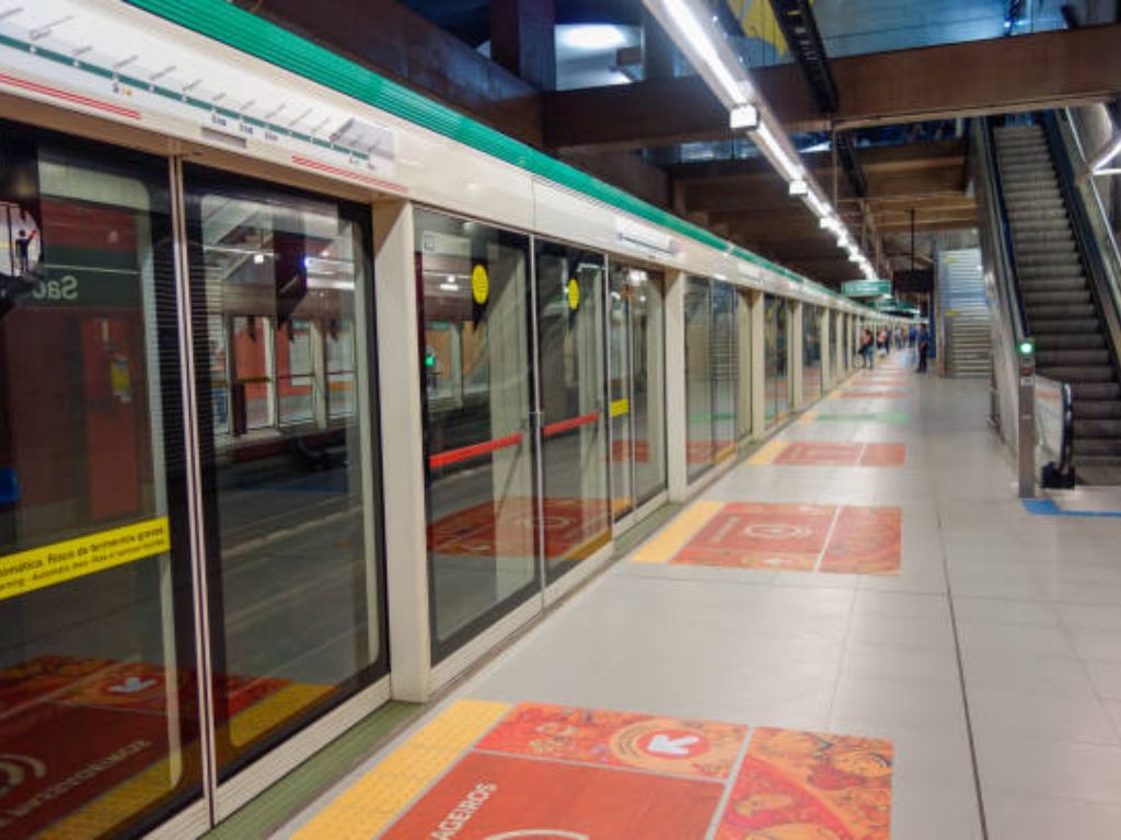 Quem precisa ir ao Aeroporto de Guarulhos também pode contar com o metrô. A linha 13-Jade da CPTM, conectada à Linha 12-Safira e acessível via integração com o metrô, leva os passageiros até a estação Aeroporto-Guarulhos. De lá, há ônibus gratuitos para os terminais de embarque, tornando o trajeto muito mais prático.