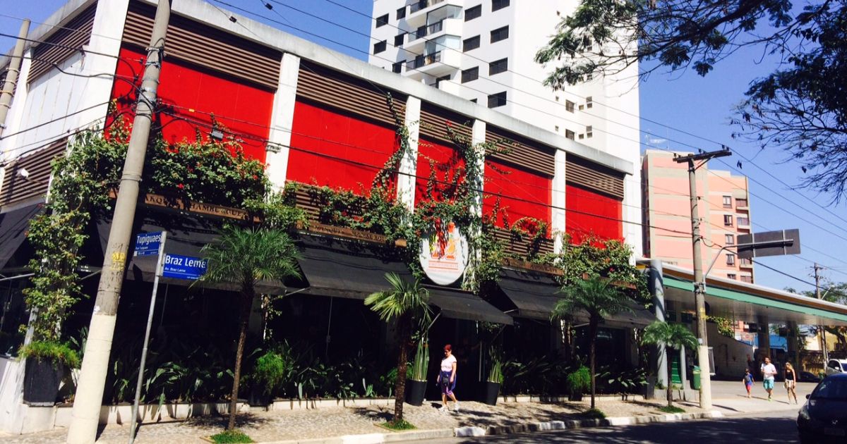 Se você é fã de hambúrgueres suculentos, pão na medida certa e aquele queijo derretido na textura perfeita, precisa conhecer o Marques Hamburger, uma das joias entre os restaurantes na zona norte para quem ama um bom smash burger. 