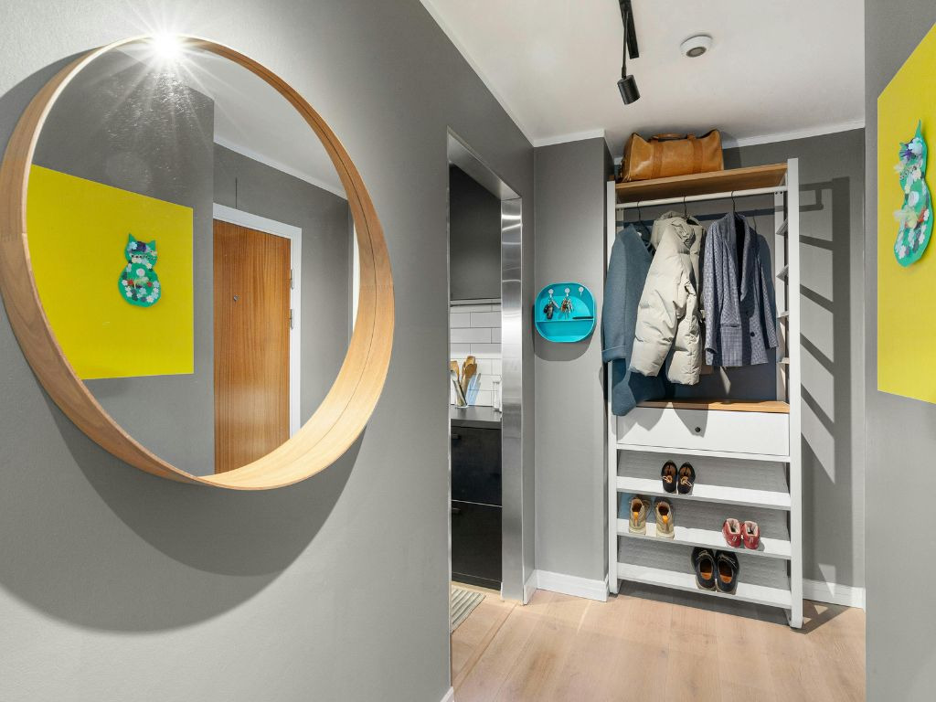 Além da funcionalidade óbvia, um espelho no hall de entrada amplia o ambiente e contribui para a decoração. Modelos com moldura interessante podem ser o ponto focal do espaço.