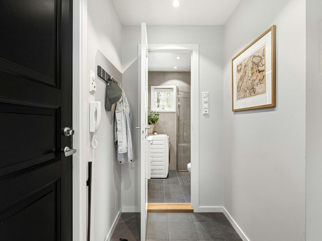 Prefira cores claras: tons neutros como branco, bege e cinza claro ampliam visualmente o ambiente. Uma parede de destaque em cor mais escura pode criar profundidade sem sobrecarregar.