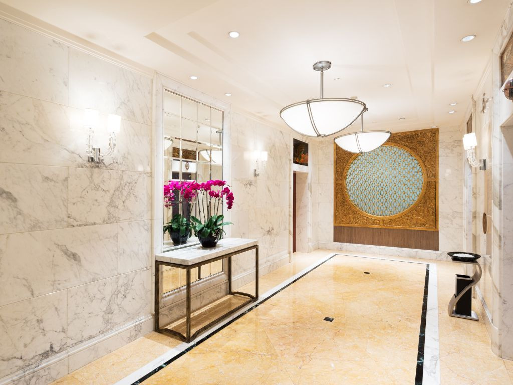 Para a temperatura de cor, o ideal é usar luz branca neutra (4000K), que não distorce cores e cria um ambiente equilibrado entre acolhedor e funcional, perfeito para decoração de hall de entrada.