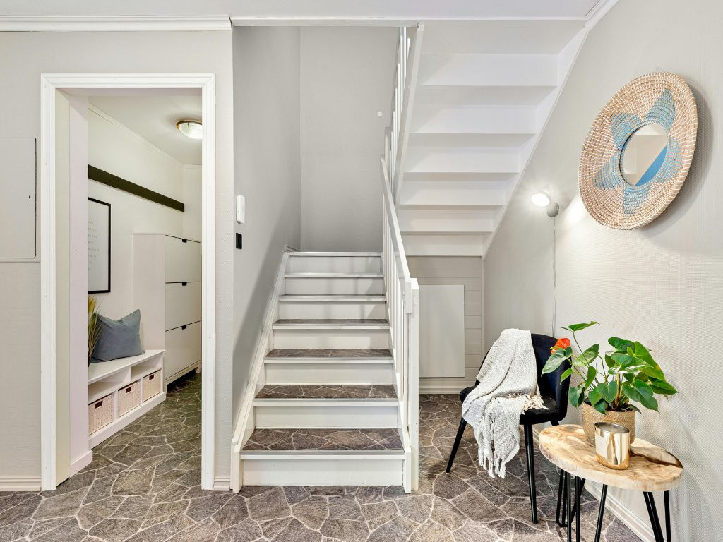 Para casais jovens que estão montando sua primeira casa, investir na decoração de hall de entrada é uma forma inteligente de criar um ambiente acolhedor sem grandes gastos.